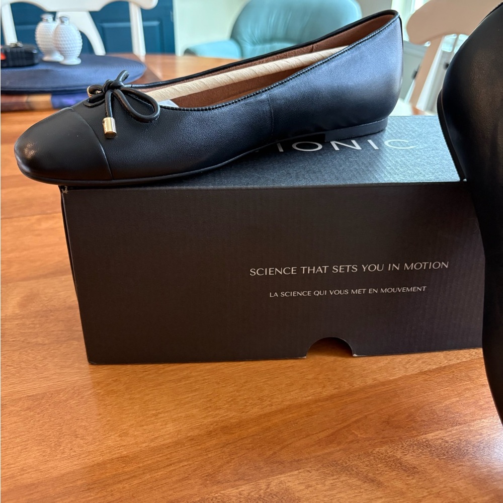 Vionic KLARA Black Leather Flats with Bow Detail - Picture 2 of 6